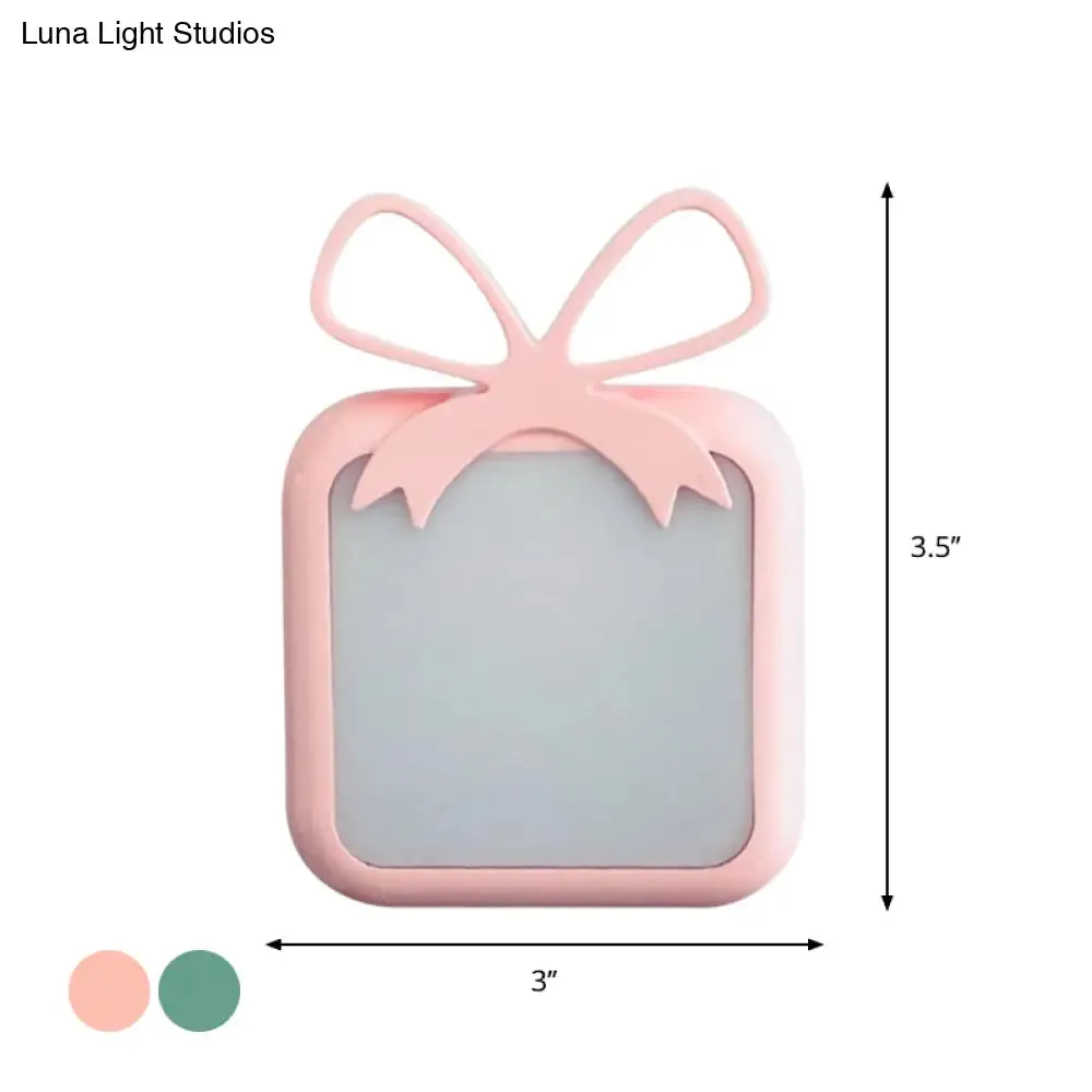 Children's Light-Sensing Night Light - Gift-Shape Blue/Pink Plug-in LED Wall Lamp for Bedroom